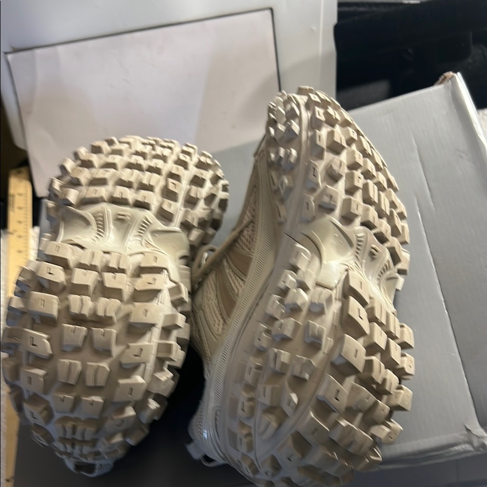 Balenciaga Bouncer Sneakers Men’s Size EU-42 US-8 Beige Athletic Shoes - Picture 9 of 16